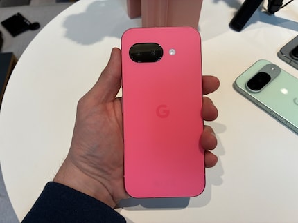 Lo smartphone sta comodamente nella mia mano piuttosto piccola.