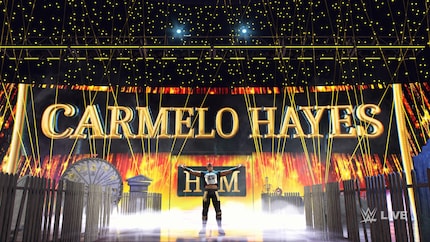 L'atmosfera sa come convincere molti lottatori. L'ingresso di Carmelo Hayes mi fa sentire come se stessi guardando un'edizione live di Smackdown.