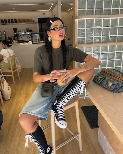 Le All Star alte fino al ginocchio sembrano stivaletti da pugilato.