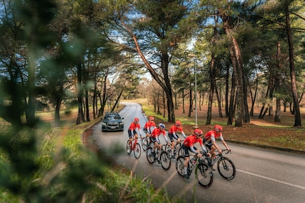 La squadra Thömus maxon, composta da sei persone, durante un allenamento.