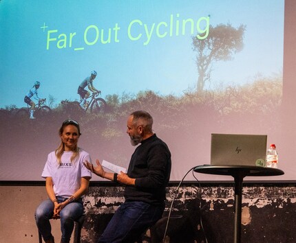 Annabel Fisher in conversation with team manager Fridolin Engler.