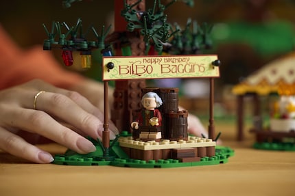 Sul palco, Bilbo fa il suo discorso e poi diventa invisibile.