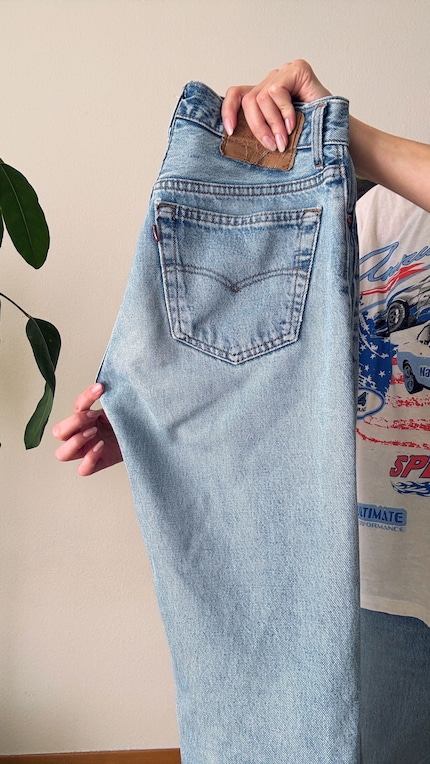 Piega i jeans per il lungo...