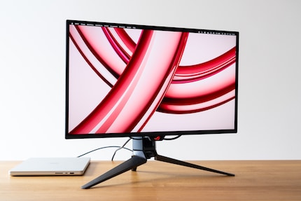 L'Asus PG27UCDM ha un aspetto un po' più premium, ma il design deve piacere.