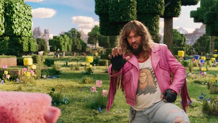Jason Momoa è sempre adatto a ruoli insoliti. Ma qui si abbatte da solo.