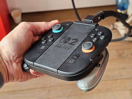 I Joy-Con nell’impugnatura di ricarica.