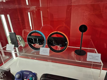 La fotocamera della Switch 2 (all’estrema destra) è sorprendentemente compatta.