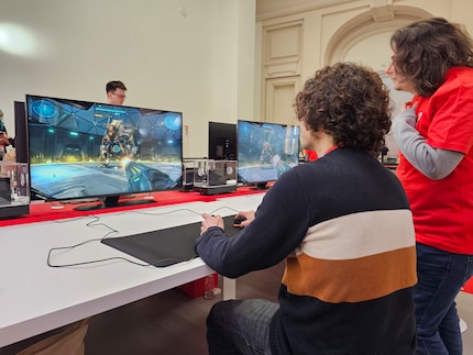 Phil spara con i Joy-Con.