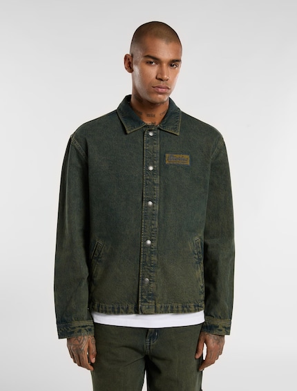 Il denim sbiadito con una sfumatura verde ha quel non so che di particolare.