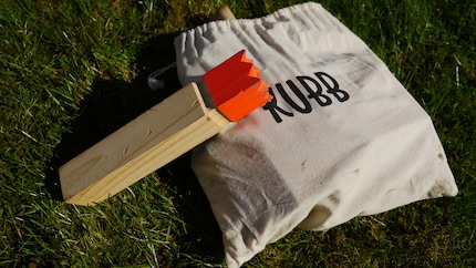 Kubb appartiene a ogni collezione di giochi da giardino.