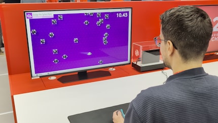 Con il piccolo UFO, che controllo con il mouse, devo schivare le palle che cadono.