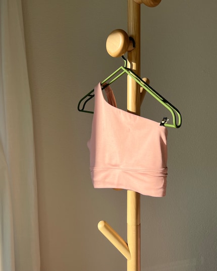Non solo per quando mi alleno: il mio reggiseno sportivo asimmetrico preferito.