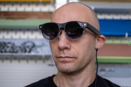 Quando indosso l'AirVision M1, o ho le orecchie a sventola oppure devo mettere le aste sulle orecchie.