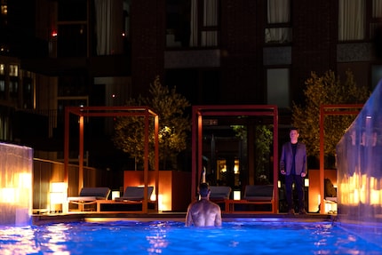 La scena della piscina non scherza.