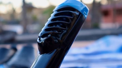 Grazie al galleggiante a forma di palla argentata nel respiratore, l'acqua non può penetrare.
