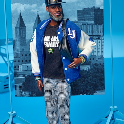 Dettaglio del design: la bambola di LeBron James indossa la maglia della sua fondazione «We Are Family» e una giacca con simboli personali, tra le altre cose.