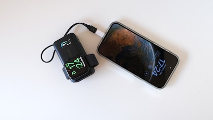 L'iPhone e l'Apple Watch ricevono energia dal MagGo.