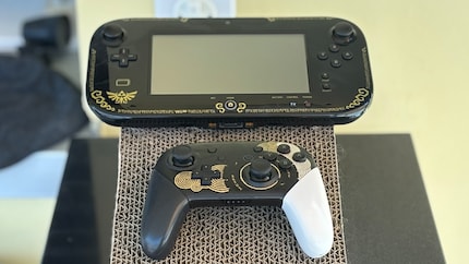 Il Gamepad della Wii U è nettamente più ingombrante dei controller tradizionali. In confronto: il Controller Pro della Switch.