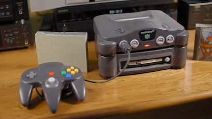 Il 64DD è collegato come estensione sotto la console e riproduce dischi anziché cartucce.