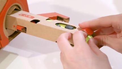 Attraverso il bricolage, Labo combina il cartone con l’hardware della Switch.
