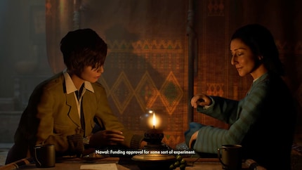 Gina parla con la sua alleata Nawal a Giza. Indy è solo un accessorio sullo sfondo.
