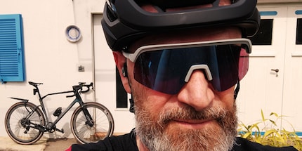 I Valor Flux di BBB Cycling con lenti blu e montatura grigia per il gravel.