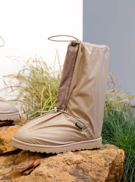 Il modello è disponibile in beige, rosso fuoco e nero.