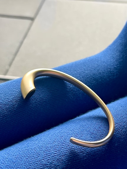 Questo gancio da borsetta sembra quasi un bracciale.