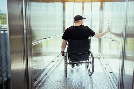 Tre ascensori dopo finalmente è libero. Non eroico, semplicemente necessario.