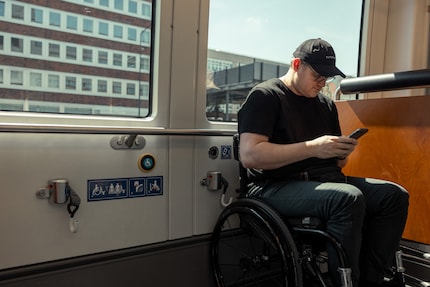Uso i trasporti pubblici come molti altri. Non c'è motivo di sguardi di ammirazione.