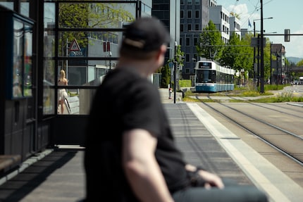 Aspettare il tram. Nessun dramma. Nessuno statement. Solo vita quotidiana.