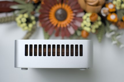 Anche le fessure di ventilazione aiutano il NUC a raggiungere le sue prestazioni.