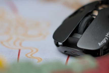 The rubber-coated scroll wheel gives you good grip.
