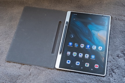 L'elegante custodia protegge il tablet e può essere utilizzata anche come supporto.