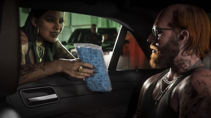 Ecco qui il cliente di una farmacia con servizio di drive-through che riceve le sue medicine da personale altamente specializzato.