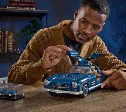 La Mercedes-Benz 300 SL con porte ad ala di gabbiano è composta da 1600 pezzi singoli.