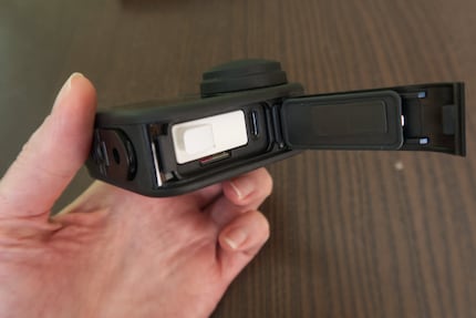 L'alloggiamento per schede microSD, la porta USB-C e la batteria si trovano sotto uno sportello.
