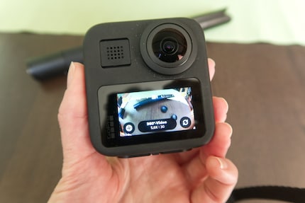 Il pulsante con il globo a sinistra del display consente di passare facilmente alla modalità a 360°. Uso il pulsante con il simbolo circolare a destra per cambiare l'immagine della fotocamera.