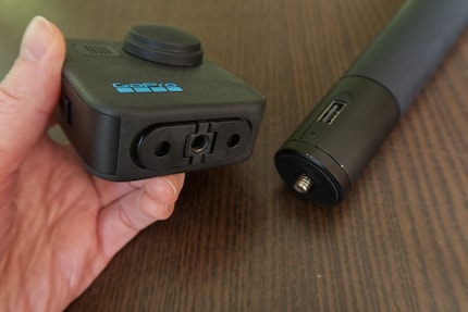 La nuova filettatura da ¼ di pollice consente di fissare la Gopro Max a treppiedi e stick convenzionali senza bisogno di un adattatore.