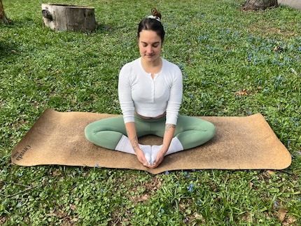 Baddha Konasana è una posizione dolce di apertura delle anche. Questa posizione yoga aiuta a rilassare il centro del corpo e a respirare più profondamente nella pancia.