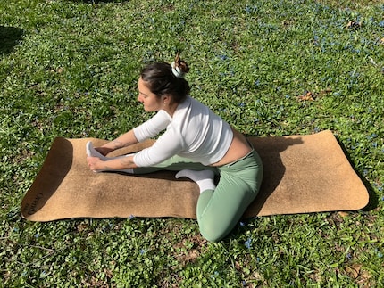 Janushirshasana allunga la parte posteriore della gamba. Il ginocchio può rimanere piegato e le mani possono essere posizionate accanto alla gamba. 