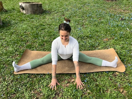 Upavistha Konasana apre i fianchi e può alleviare il dolore durante le mestruazioni.