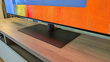 The ultra-flat stand looks almost invisible. Especially if you simply place a soundbar on top of it.