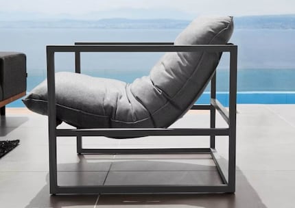 La forma crea una cornice, mentre il cuscino permette una comoda posizione di relax.