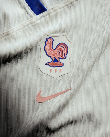 L'emblema del gallo e lo swoosh sono realizzati in Nike Grind.