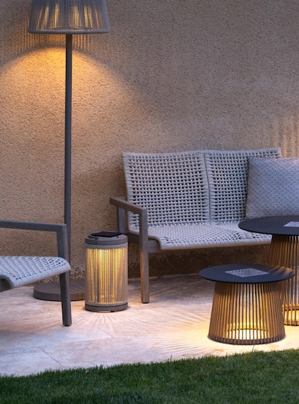 Questa lampada da giardino si regola automaticamente grazie al sensore di luminosità integrato.