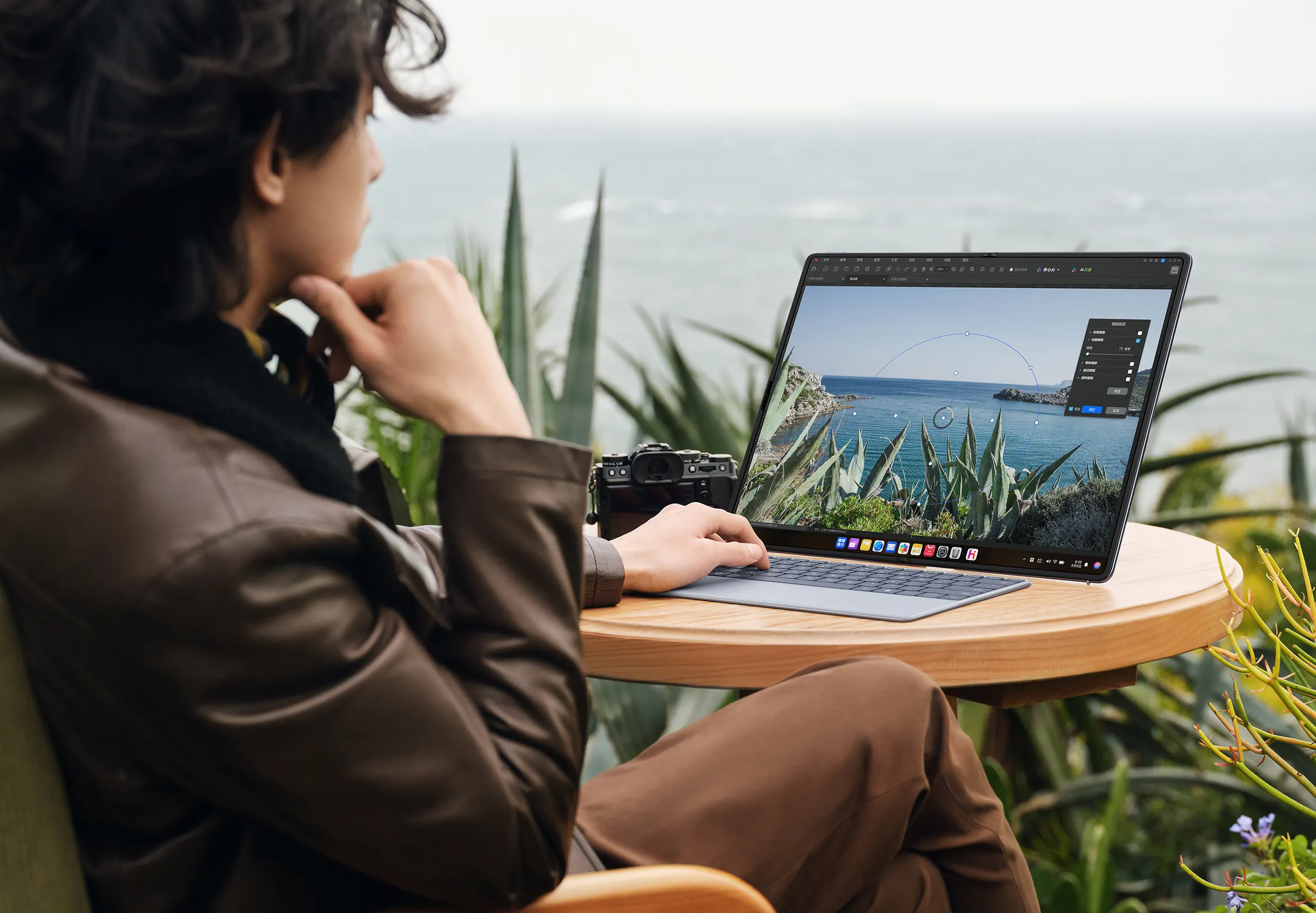 Huawei offre anche una tastiera esterna coordinata per il MateBook Fold.