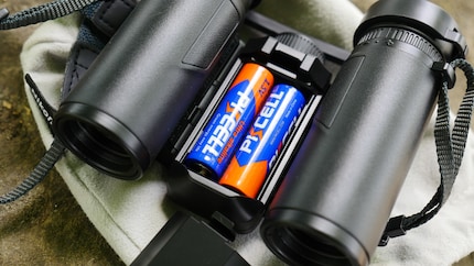 La 12x25 S pesa 395 grammi senza batterie. Con tutto il materiale incluso, la mia bilancia da cucina segna 463 grammi.