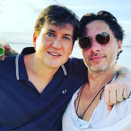 Bill Lawrence, qui ritratto con Zach Braff, è sposato con Christa B. Miller, attrice di Jordan Sullivan. Lavora come showrunner per Ted Lasso e Shrinking.