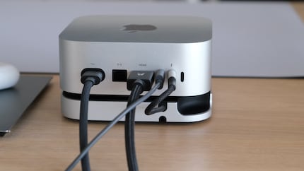 L'hub Satechi occupa una delle porte Thunderbolt posteriori del Mac Mini M4.